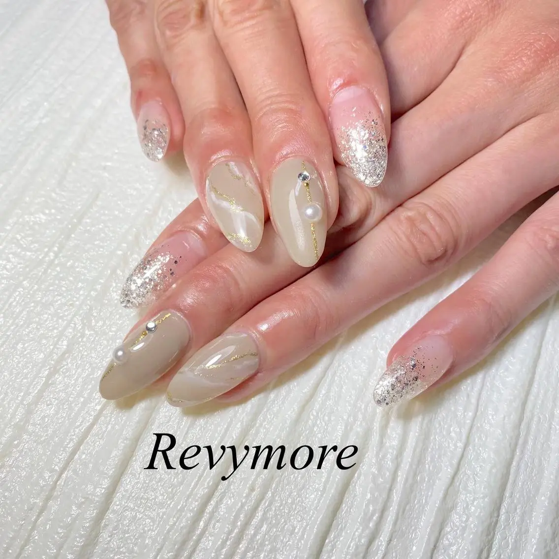 ミディアム ネイル 韓国風ヘア ジェルネイル キラキラネイル 韓国ネイル ニュアンスネイル nail salon Revymoreのネイルデザイン