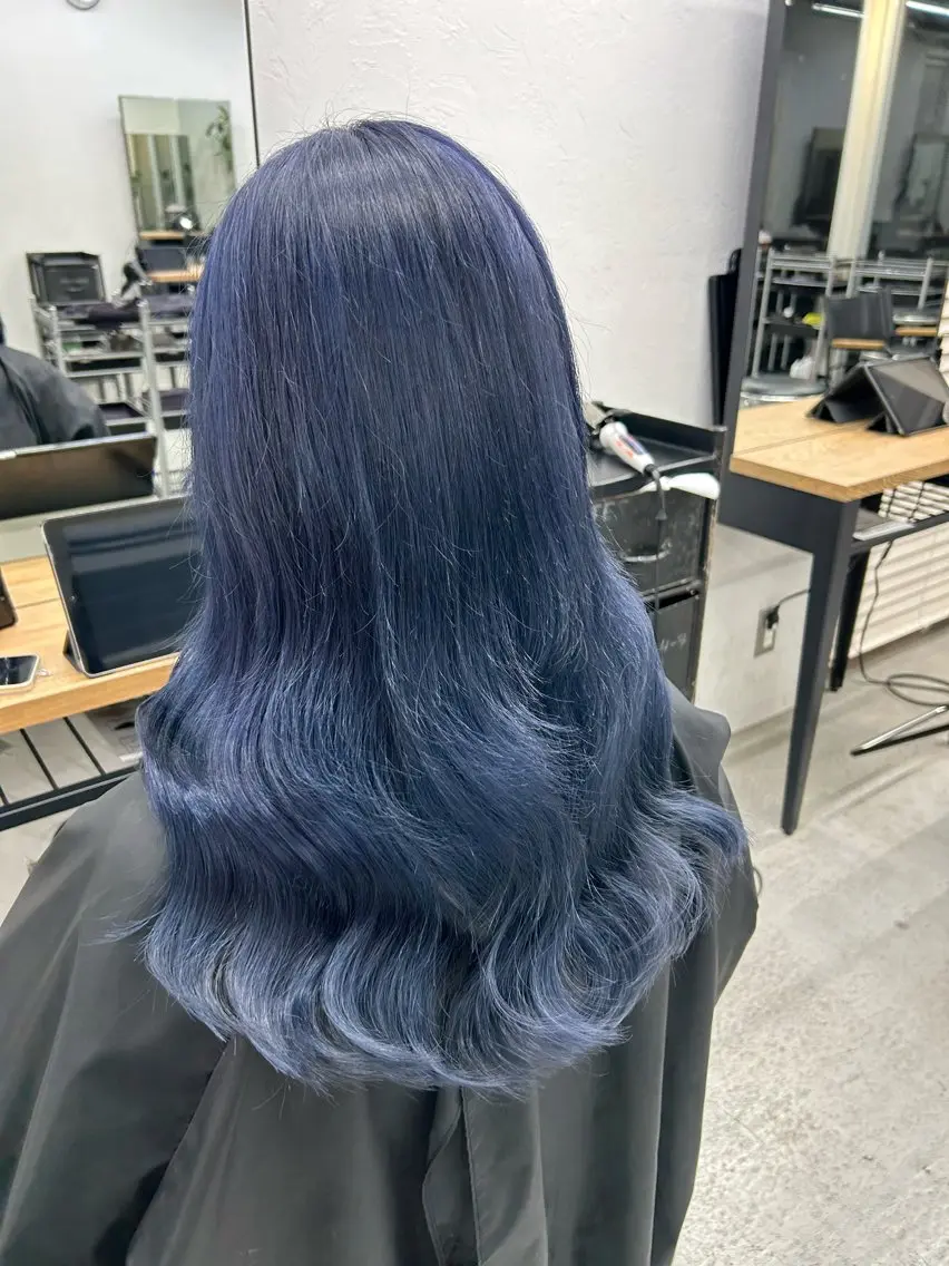セミロング カラー ブルーカラー ブルージュ ダブルカラー ネイビーカラー トリートメント カット ヘアカラー トリートメント RYOSUKE ハイトーンのヘアスタイル