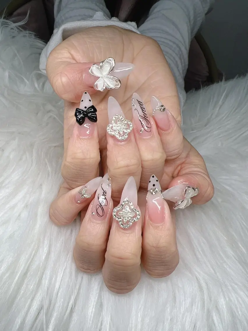 ネイル 長さ出し グラデーション 卒業式 キラキラネイル マグネットネイル Lee Nailsのネイルデザイン