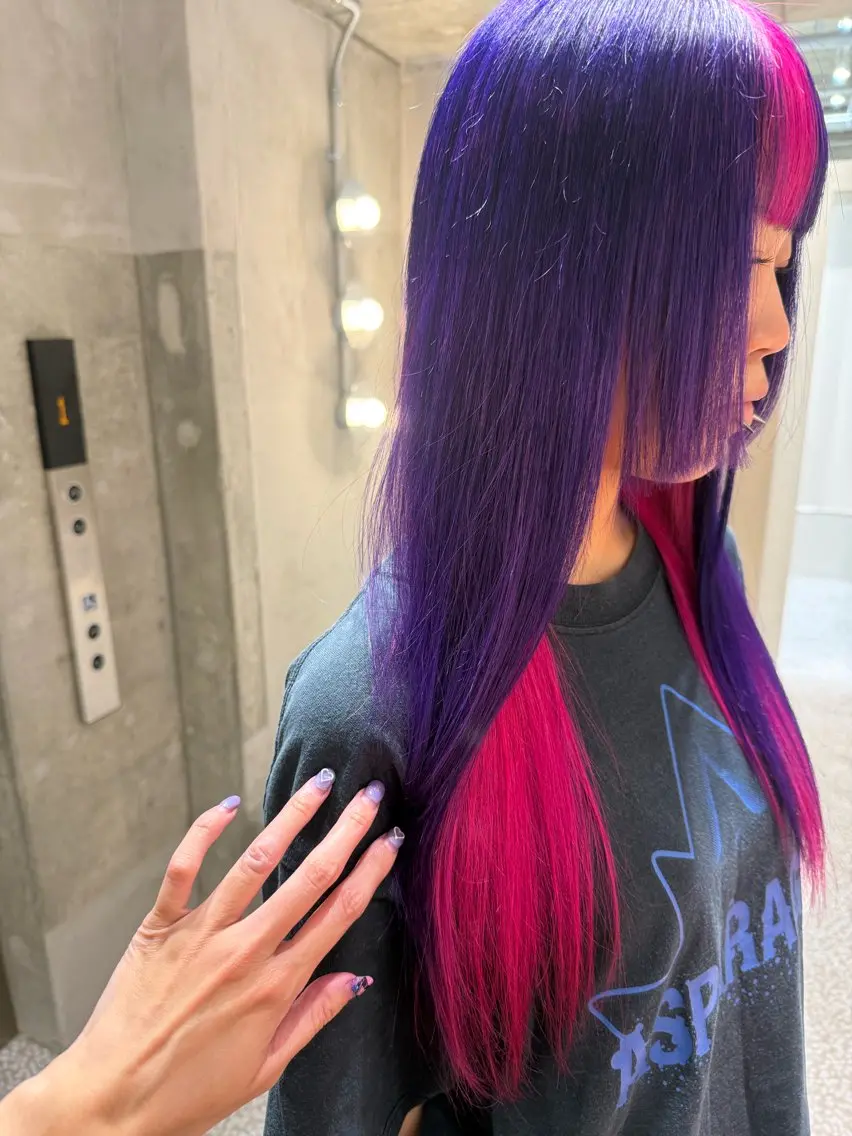 ミディアム カラー ブリーチ ダブルカラー ピンクカラー パープルカラー ヘアカラー インナーカラー 推し ブリーチ 髪質改善のヘアスタイル