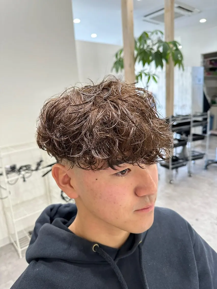 ショート パーマ メンズ メンズブリーチ マッシュ メンズパーマ スペインカール アッシュ カット ヘアカラー パーマ メンズ専門美容師／ メンズパーマ／森口のヘアスタイル