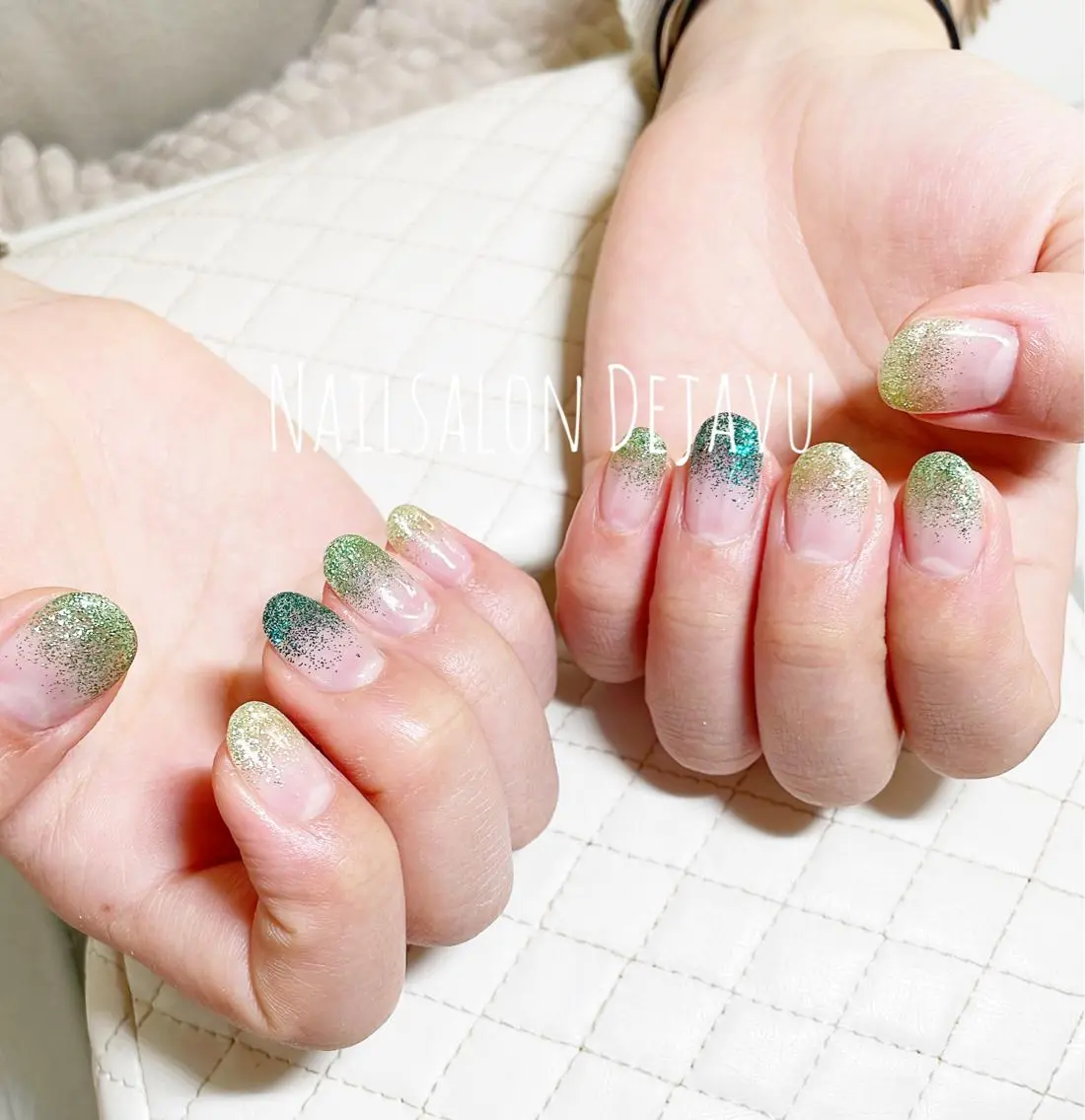 ネイル アートネイル グラデーション ラメ(グリッター) ラメグラデーション シンプルネイル ハンドネイル Nail salon Dejavu 🌿のネイルデザイン