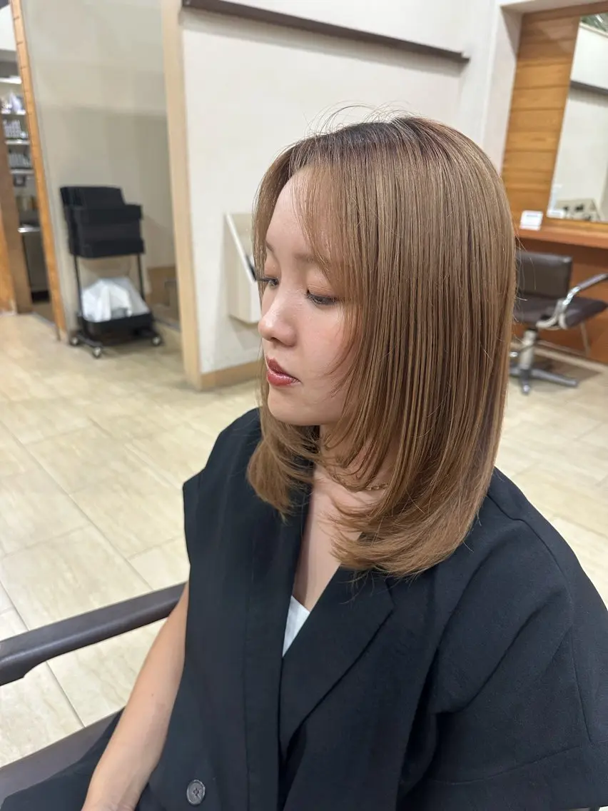 ミディアム 顔まわりレイヤー レイヤーカット 神崎 紗奈のヘアスタイル