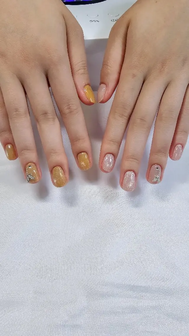 ネイル キラキラネイル マグネットネイル ピンク 夏ネイル 黄色 Viva Nail 堺区自宅ネイルサロンのネイルデザイン