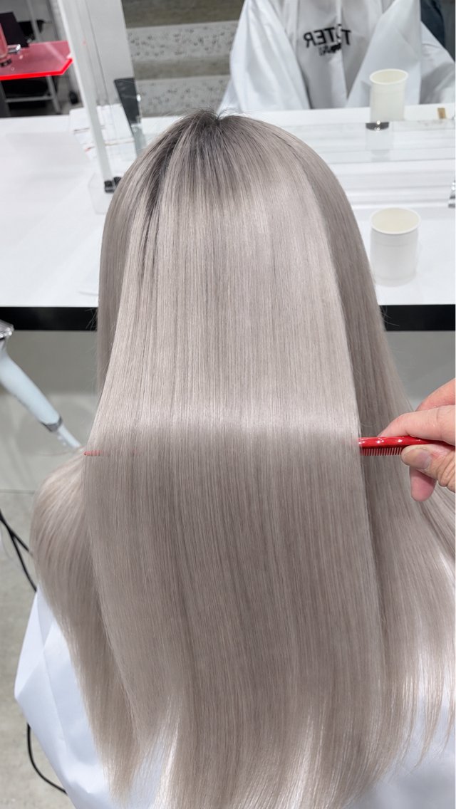 ロング ヘアカラー シルバーグレージュ ハイトーン/あすまのヘアスタイル