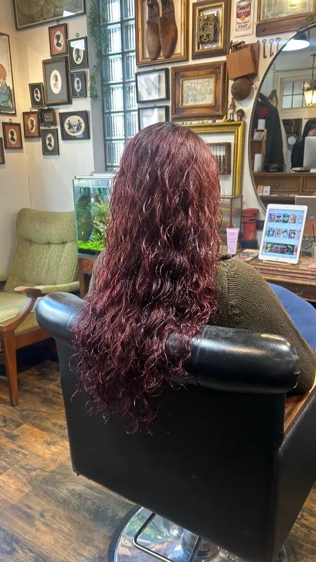 ロング カラー ブリーチ ボルドーカラー ブリーチなしカラー カット ヘアカラー トリートメント ヘッドスパ BRITS 渡辺 菜々子のヘアスタイル