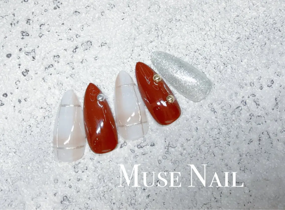 ネイル ブラウン 赤色 シルバー シンプルネイル muse nailのネイルデザイン