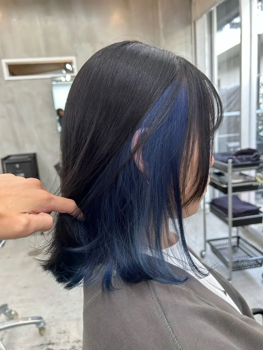 ミディアム カラー イヤリングカラー インナーカラー ネイビーカラー トリートメント ヘアカラー トリートメント ヘアセット RYOSUKE ハイトーンのヘアスタイル