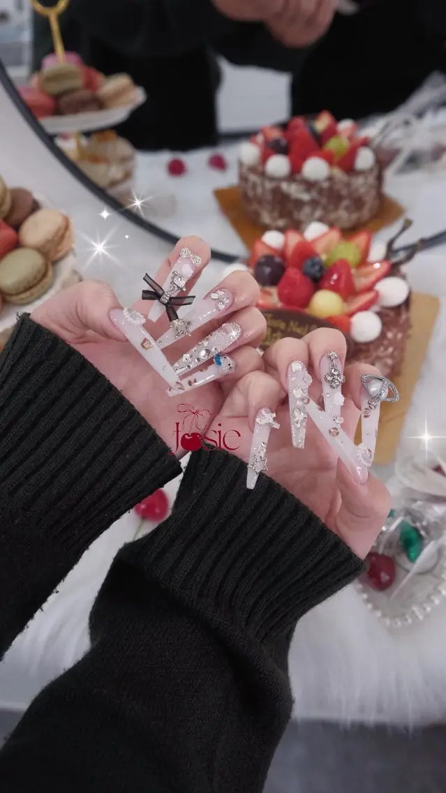 ネイル キラキラネイル 韓国ネイル ロングネイル ワンホンネイル ハンドネイル Josie nail salonのネイルデザイン