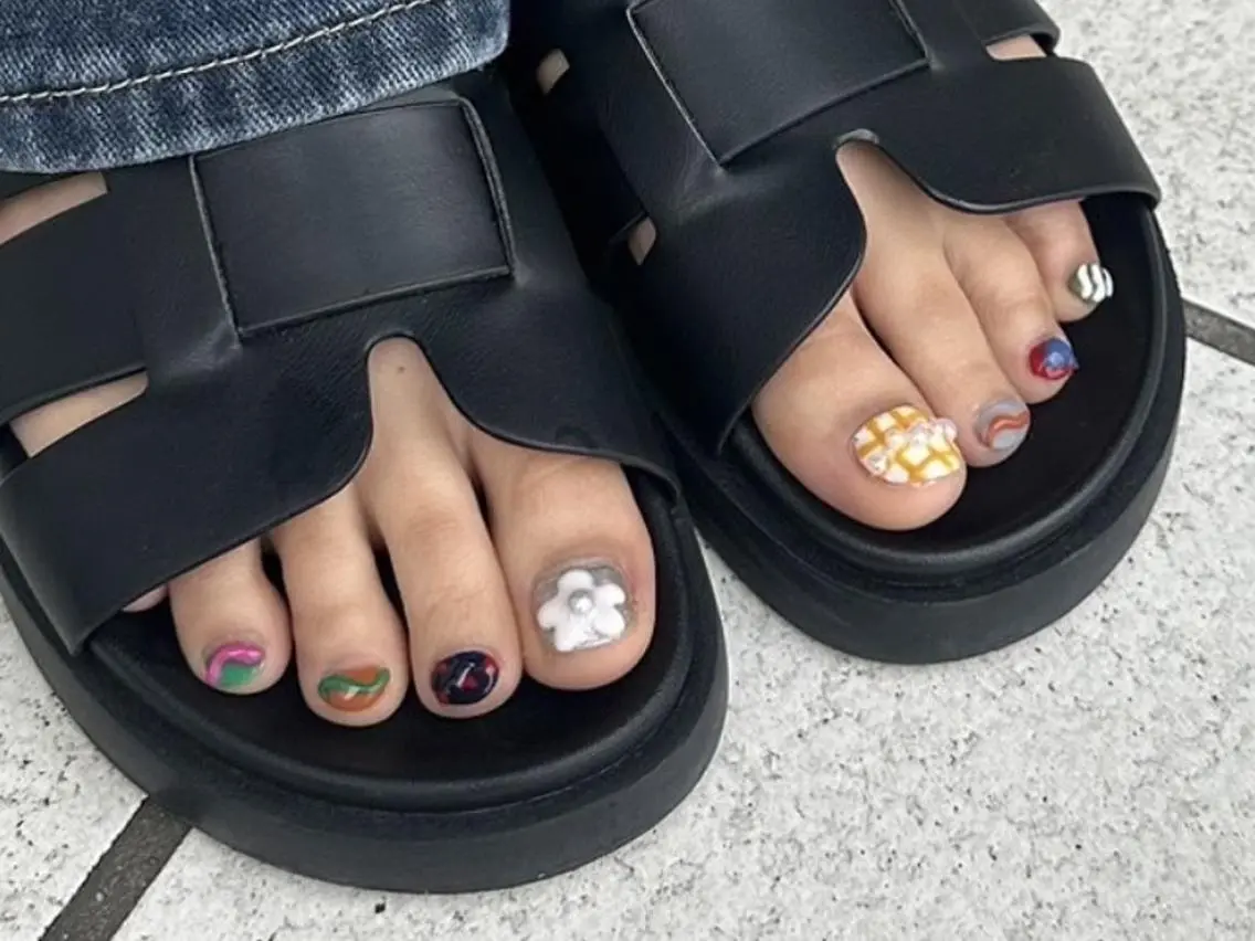 ネイル オーロラネイル ボルドー クリアネイル フラッシュネイル フットネイル フットネイル 木村乃音/長さだし パラジェルフィルインのネイルデザイン