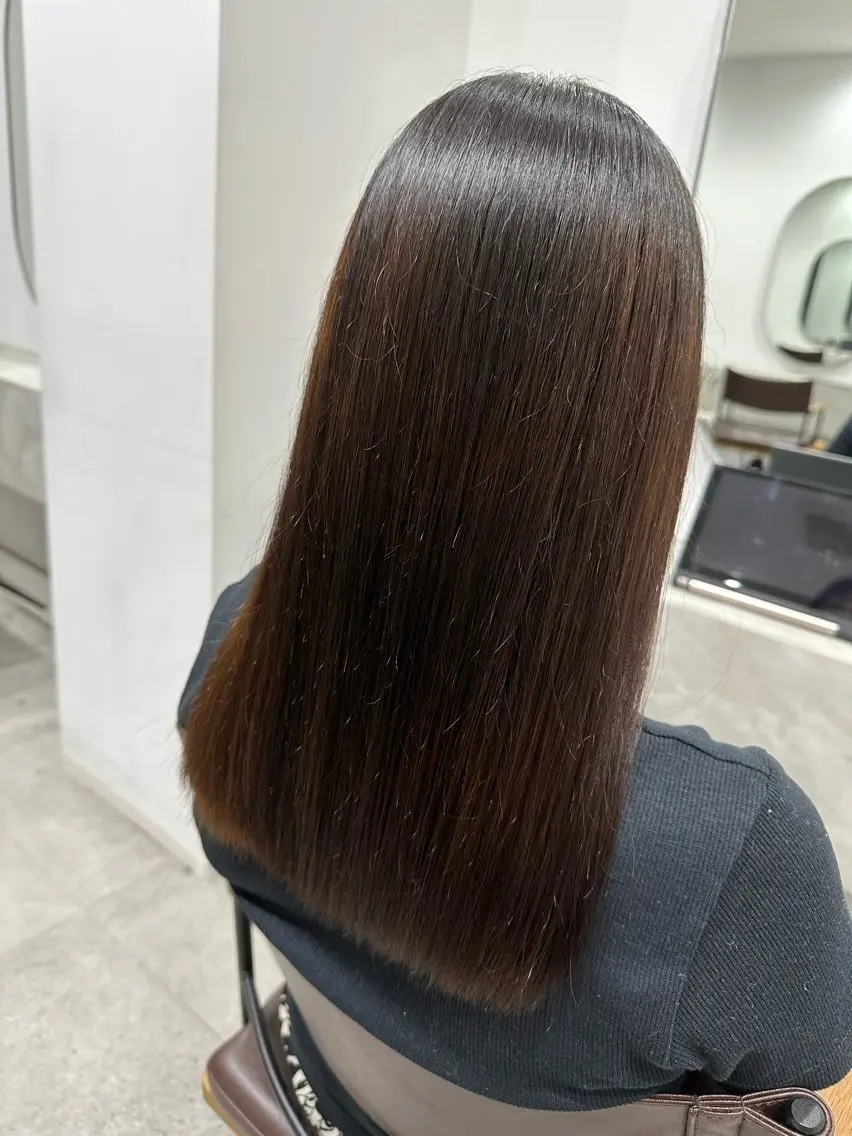 セミロング シガ ミクトのヘアスタイル
