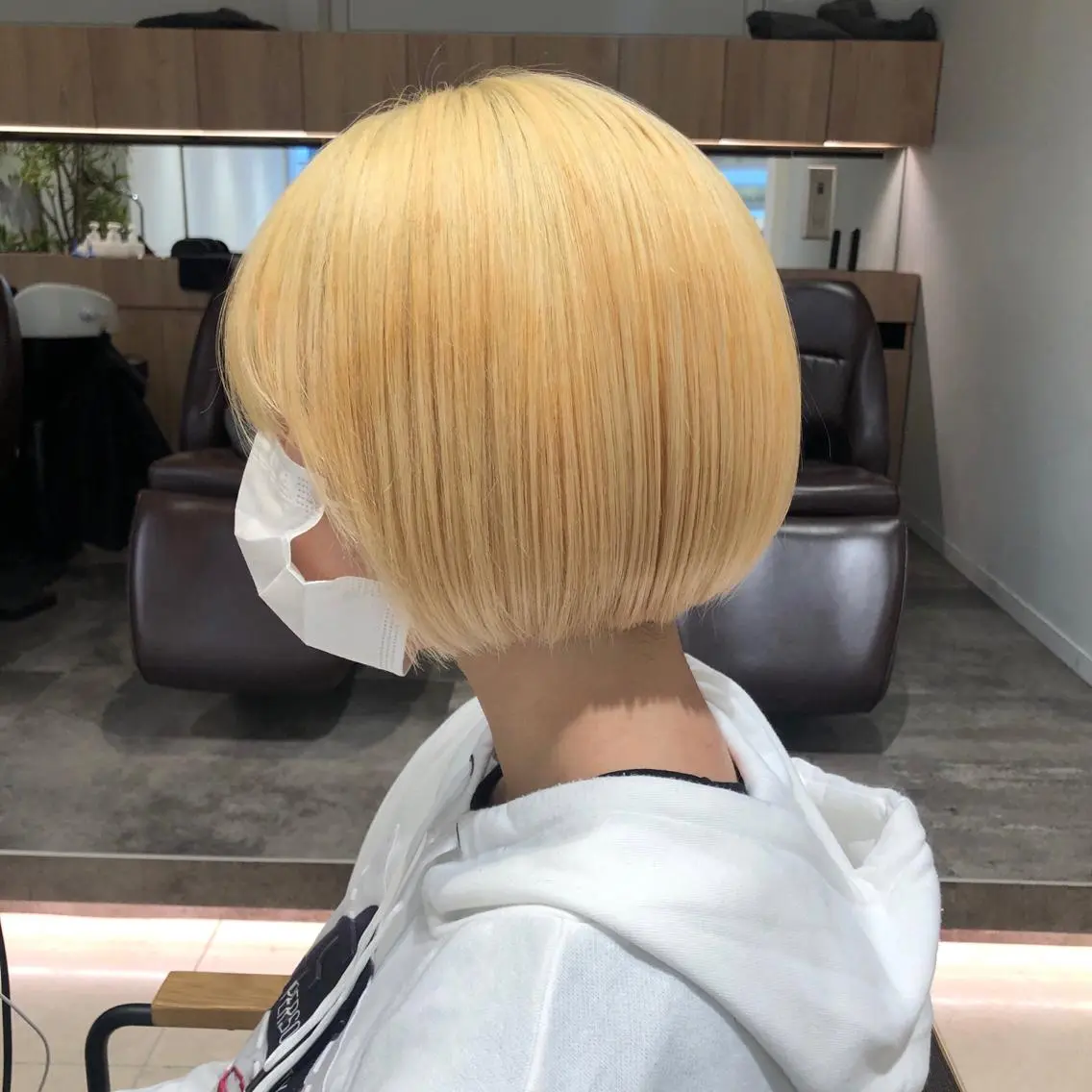 カラー ブリーチ 抜きっぱなしブロンド ブロンド ハイトーンカラー ボブ 推しカラー✨ オタク美容師ユウカのヘアスタイル