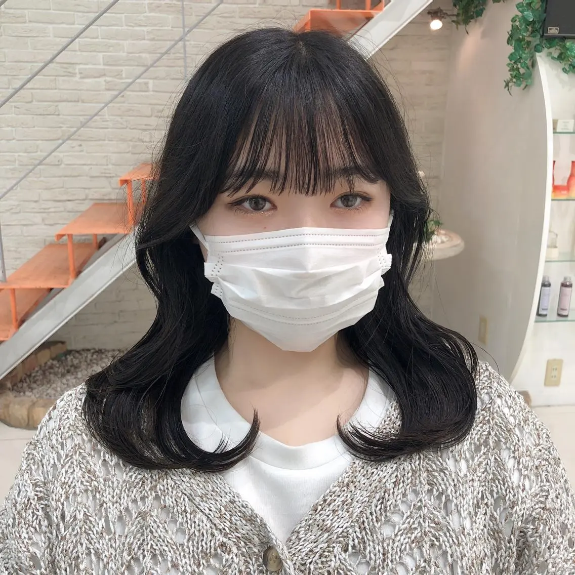 セミロング 韓国風ヘア レイヤーカット 岩戸優奈 盛れる 顔周り/透明感カラーのヘアスタイル