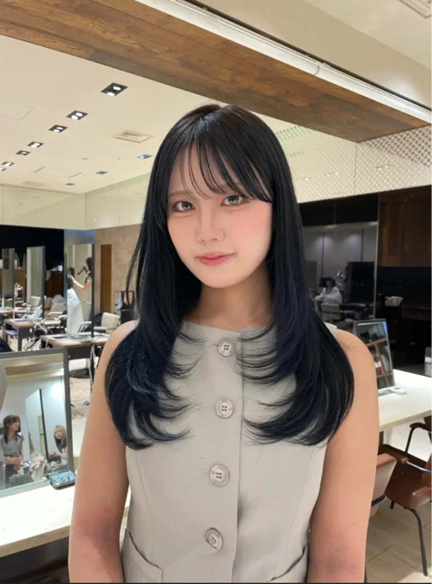 ロング カラー 黒髪 ブルーカラー ブルーブラック 透明感カラー カット ヘアカラー トリートメント umi/ウルフカット /トレンドヘア🩵のヘアスタイル