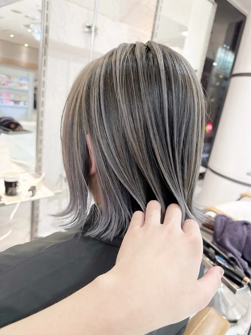 ショート カラー バレイヤージュ シルバー レイヤーカット レイヤーブリーチ特化 ホワイト専門/岸のヘアスタイル