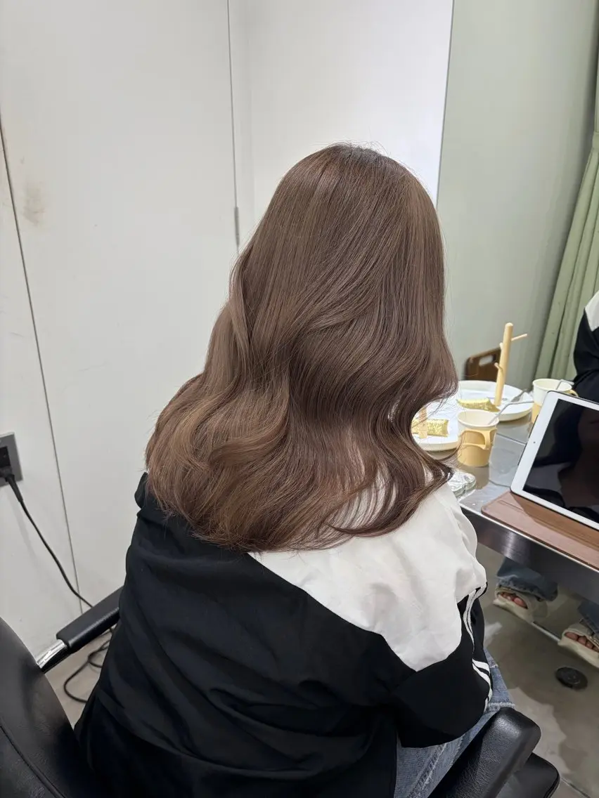 セミロング カラー ベージュカラー ブリーチ ブラウンカラー ブラウンベージュ くびれヘア ヘアカラー ♡🪞韓国スタイル/ MISATO🪞♡のヘアスタイル