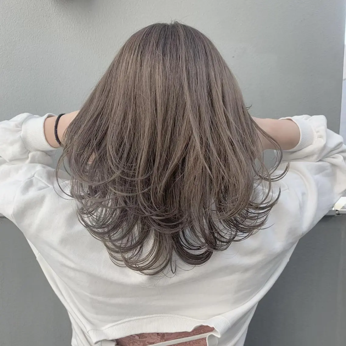 セミロング カラー アッシュ ベージュカラー 中村 彩乃のヘアスタイル