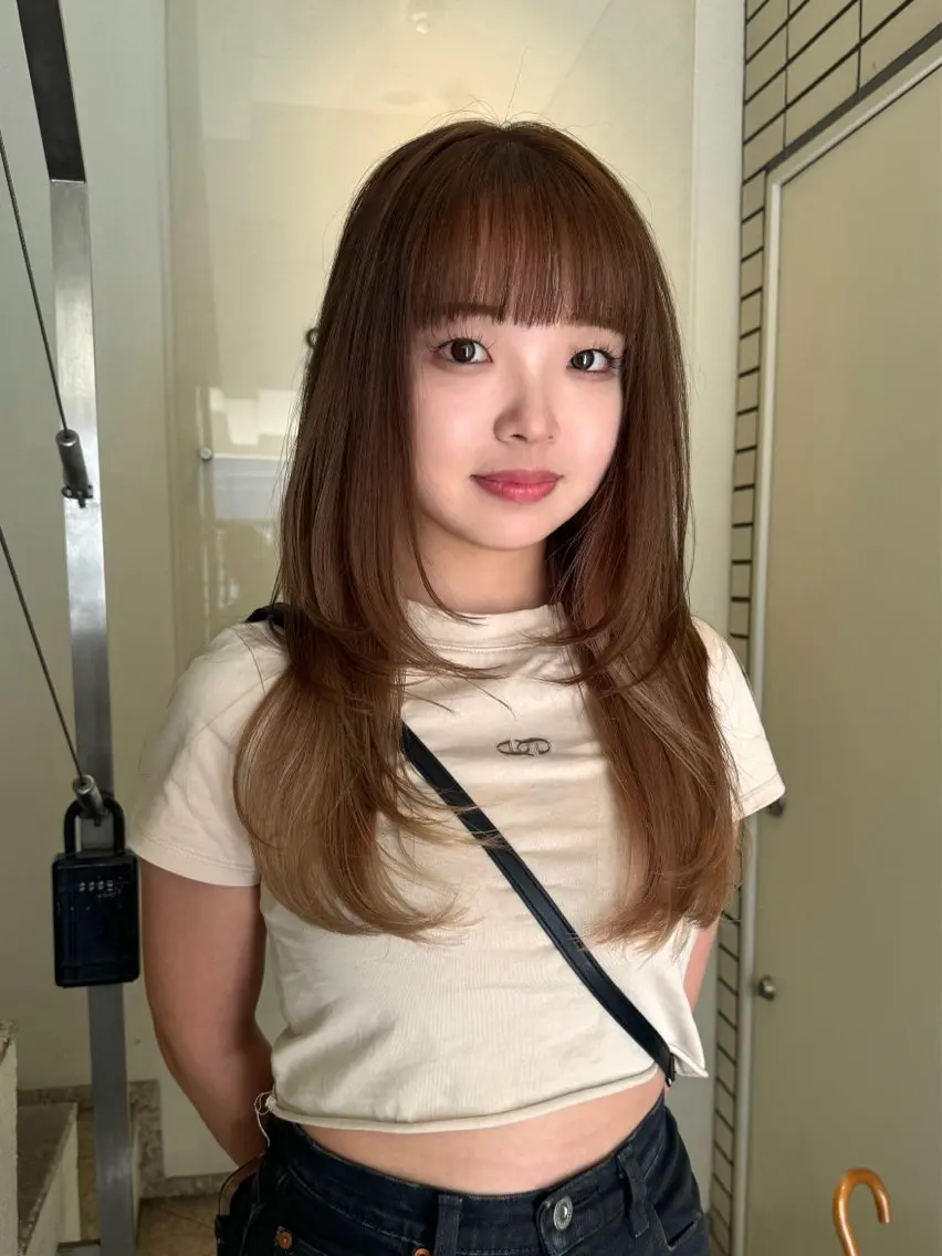 ロング カラー ベージュカラー インナーカラー ミルクティーベージュ ヘアカラー トリートメント 切りっぱなしボブ/ ブリーチカラー/大塚のヘアスタイル