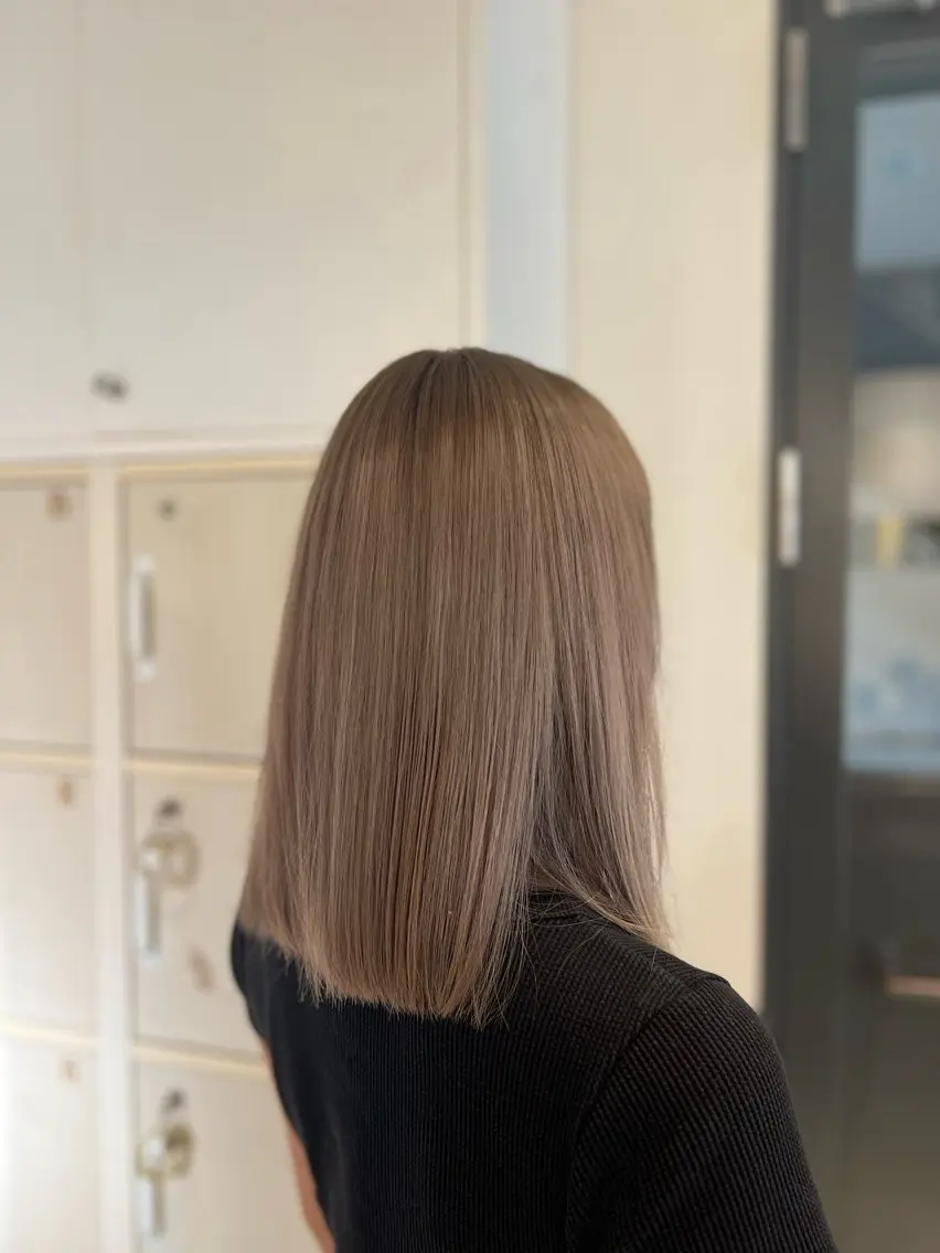 カラー ブリーチ グレージュ ミルクティーグレージュ 小嗣 篤輝のヘアスタイル