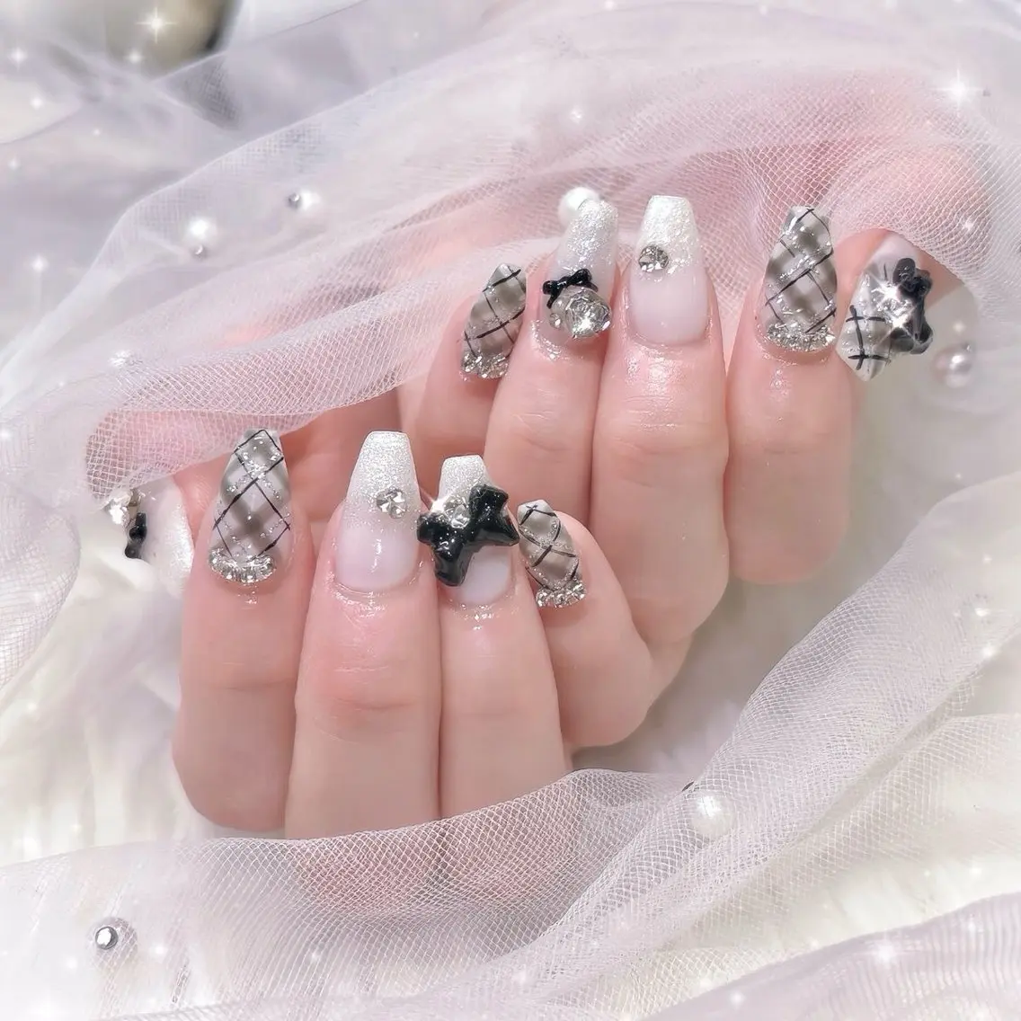 ネイル 長さ出し グラデーション 卒業式 キラキラネイル マグネットネイル Lee Nailsのネイルデザイン