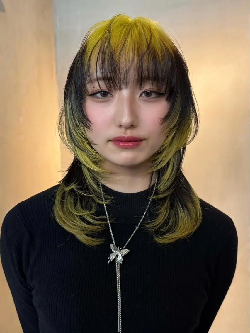 セミロング カラー ヘアカラー イツク ⚡️ ルーツ/ハイトーンのヘアスタイル