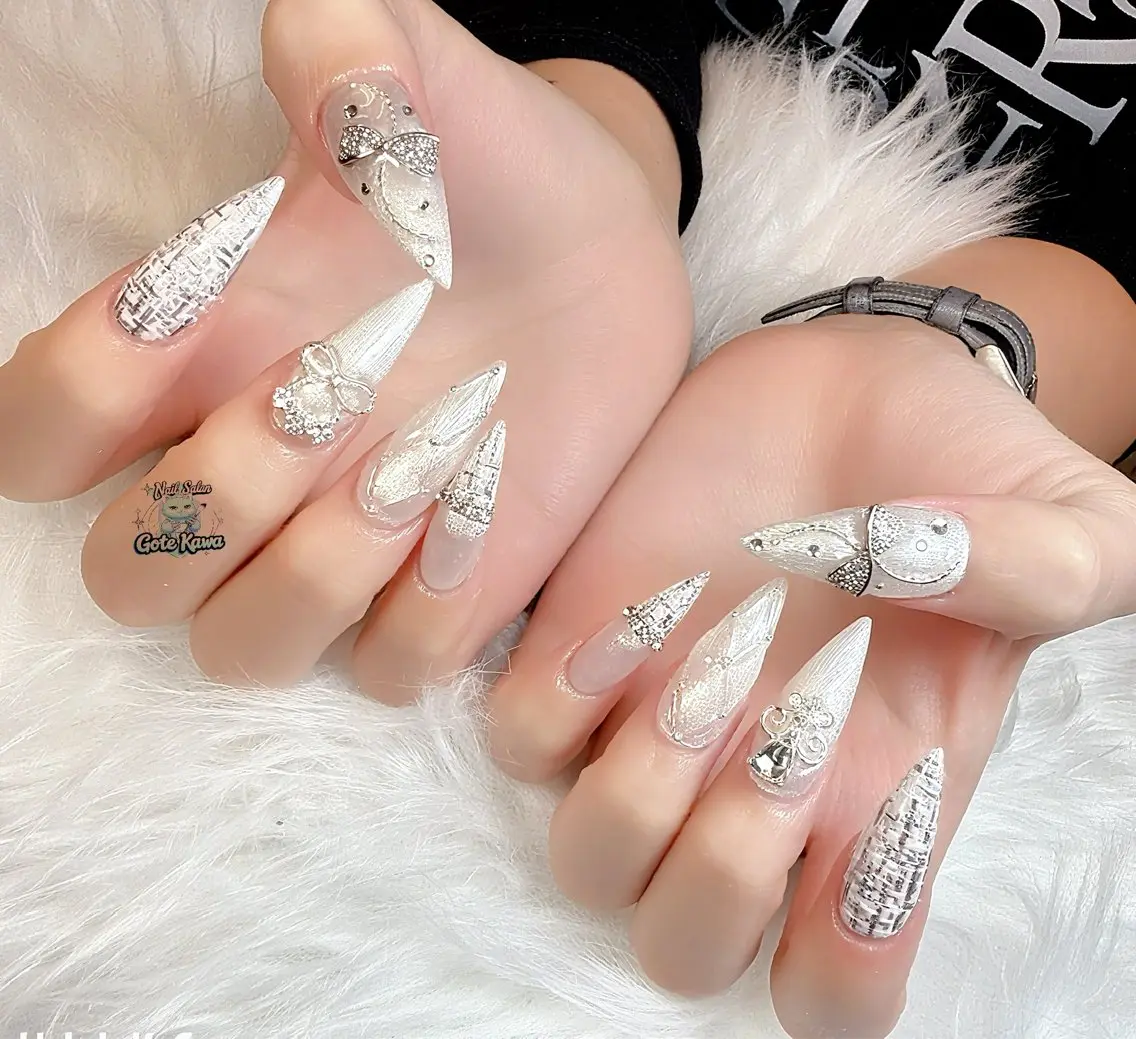 ネイル アートネイル キラキラネイル スカルプネイル 冬ネイル クリスマス ハンドネイル ハンドケア Gote Kawa nail salonのネイルデザイン