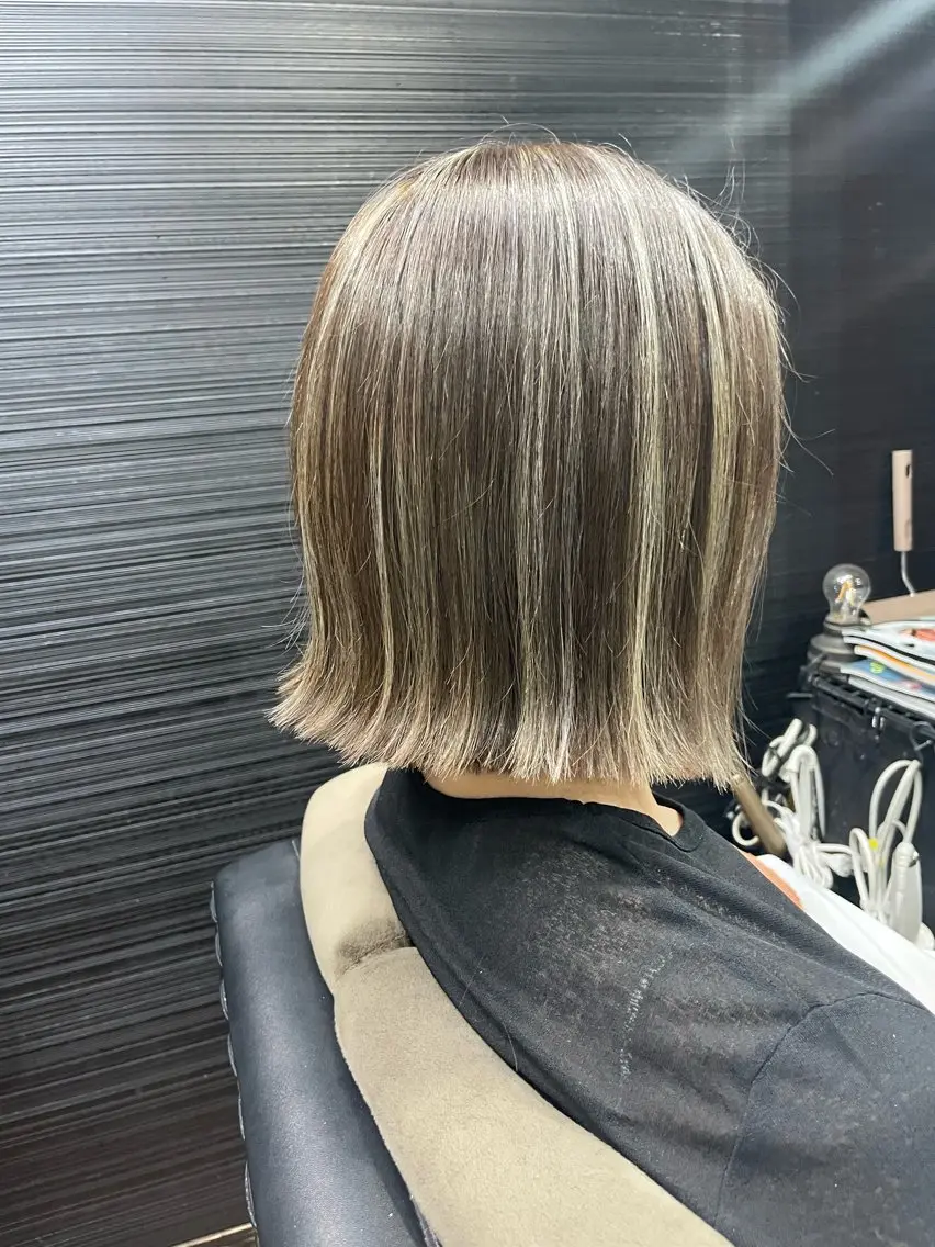 ショート カラー ベージュカラー ハイライトカラー オリーブベージュ ハイライト カット ヘアカラー 山本 雅由のヘアスタイル