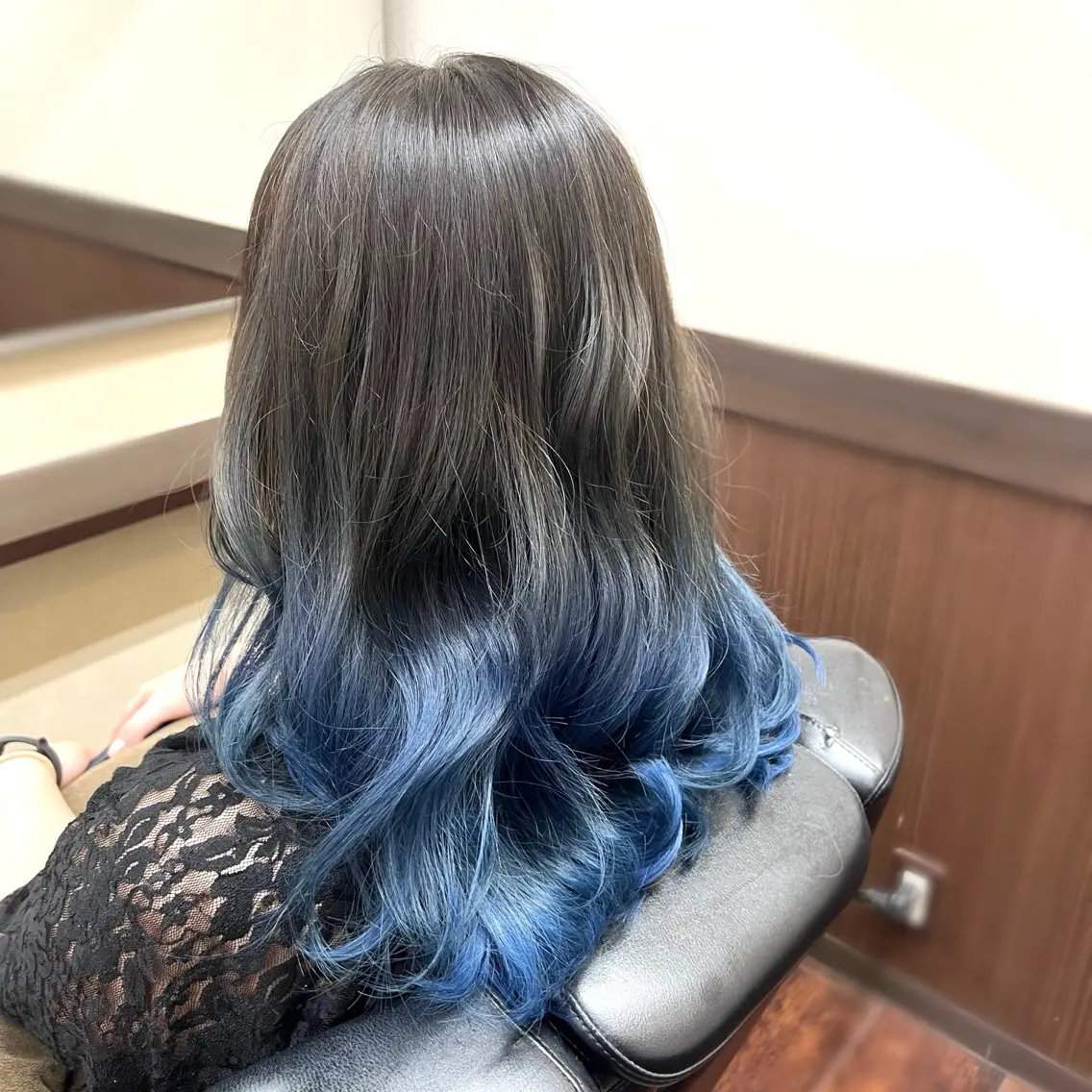 ロング カラー アッシュ ブルーカラー ブルーアッシュ グラデーションカラー ヘアカラー 土田 紘太のヘアスタイル