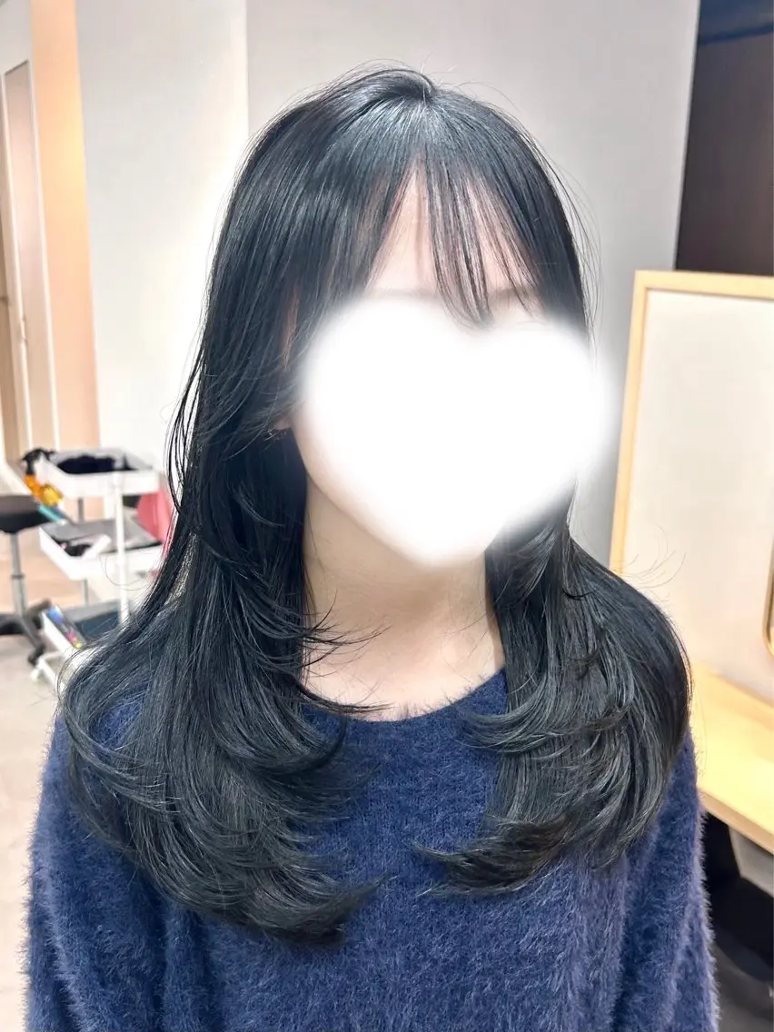 セミロング カラー 黒髪 ブルーカラー ブルーブラック レイヤーカット ハイライト/レイヤー /艶髪/吉田愛望のヘアスタイル