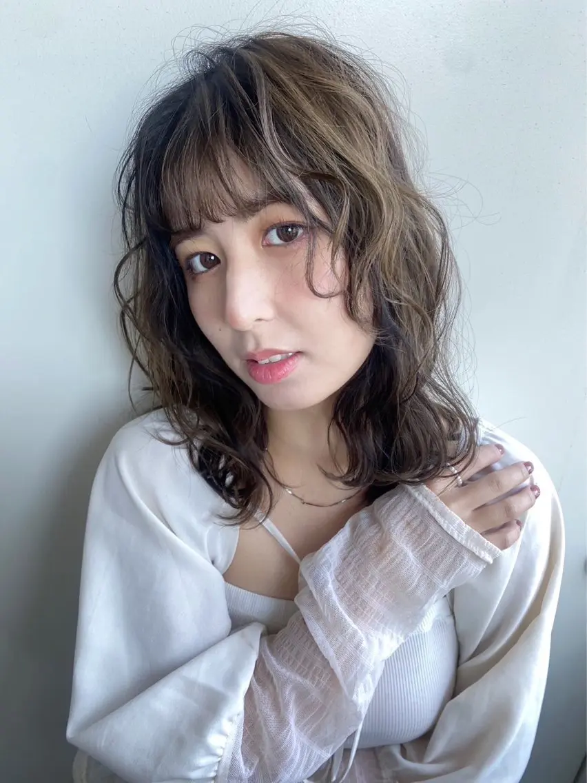 ミディアム 透けるベージュ/ 艶カラー♡のヘアスタイル