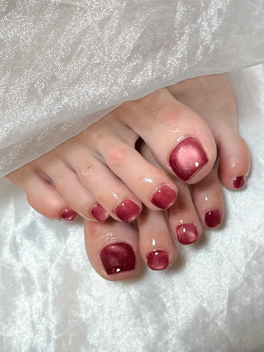 ネイル ボルドー フットネイル マグネットネイル フットネイル r.nailBY α 大阪福島区/岸本🧸のネイルデザイン