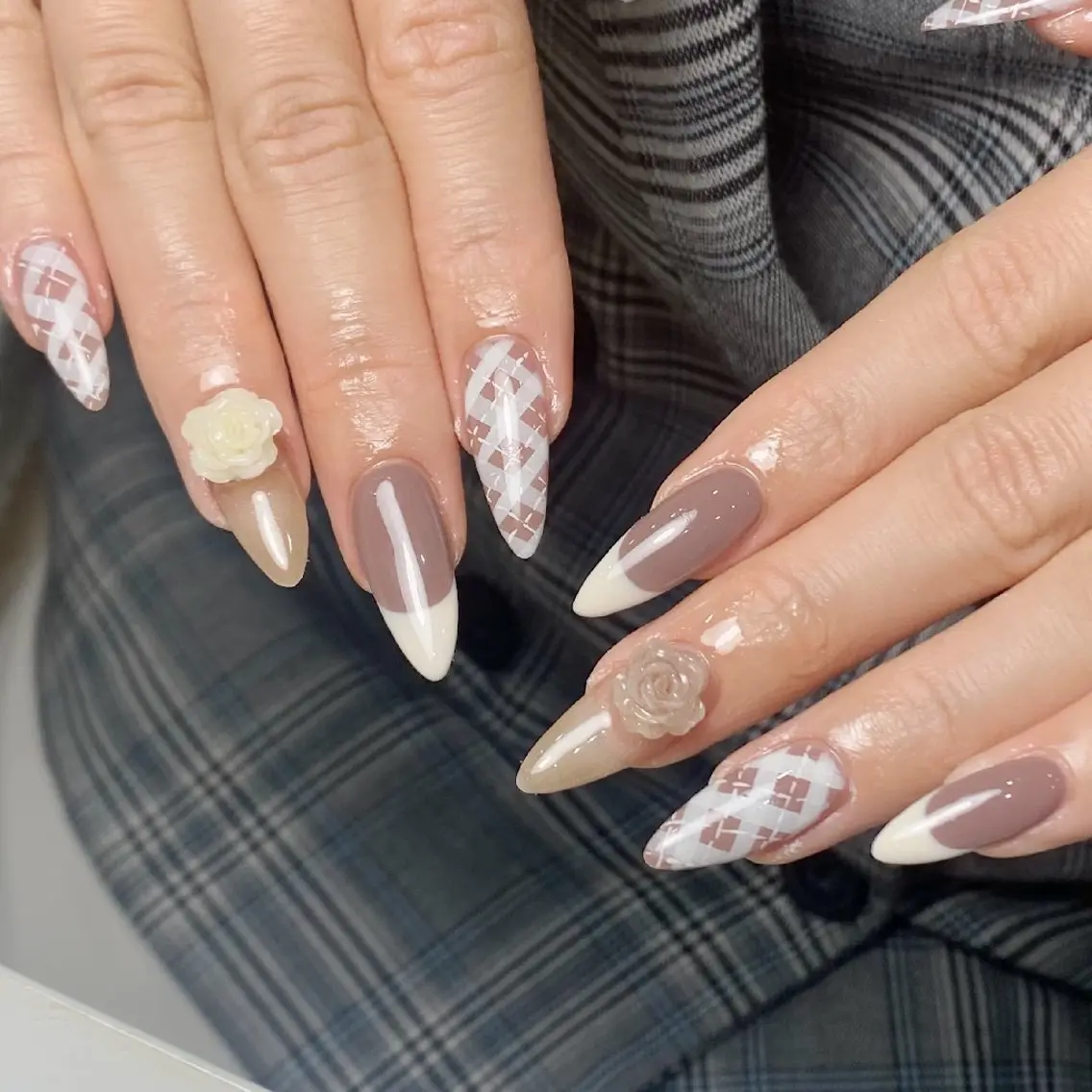 ネイル チークネイル フレンチネイル ジェルネイル ガーリー キラキラネイル ハンドネイル UM Nail Salonのネイルデザイン