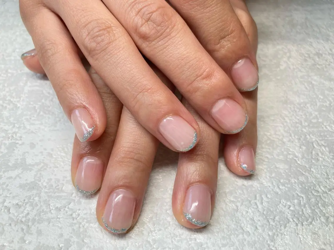 ネイル フレンチネイル ラメ(グリッター) シンプルネイル Lisa’s Salonのネイルデザイン