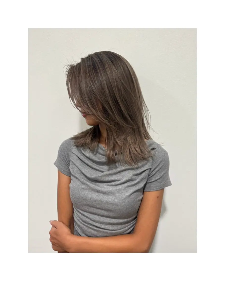 セミロング レイヤーカット ヘアカラー Jura／ レイヤーカットのヘアスタイル