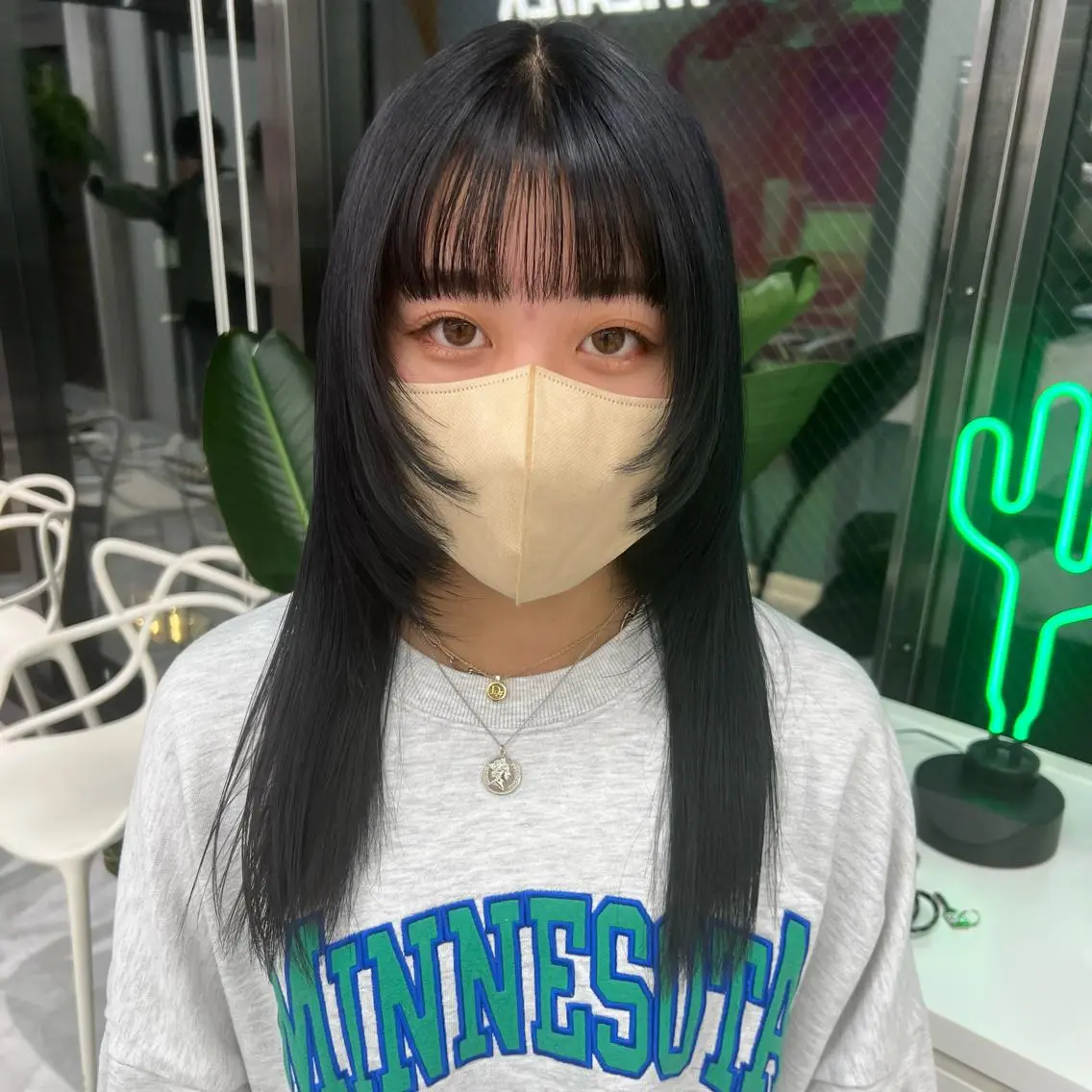 セミロング カラー パーマ ヘアアレンジ メンズ キッズ ネイル マツエク・マツパ アイブロウ メンズウルフカット 黒髪 ブルーカラー ブルーブラック 眉カラー KANAMI 🌏のヘアスタイル