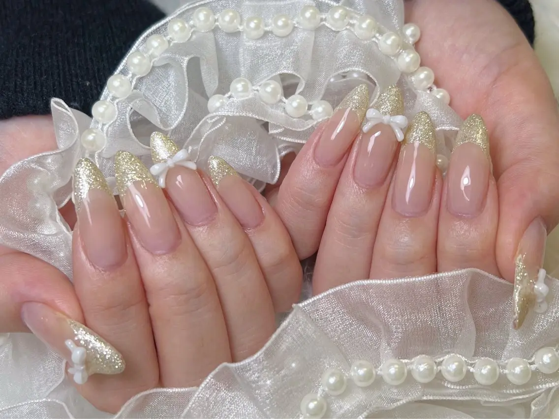 ネイル フレンチネイル ゴールド ラメ(グリッター) リボン 冬ネイル ハンドネイル Abyss🎀 mayuのネイルデザイン