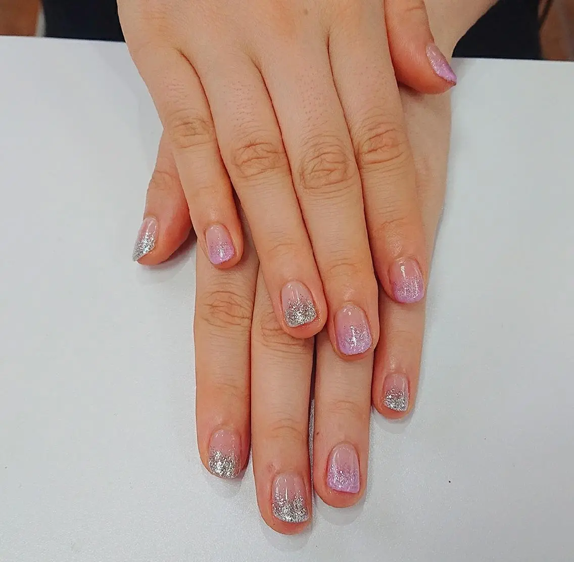 ネイル グラデーション ラメ(グリッター) ラメグラデーション ピンク シルバー 🍒当日もOK🍒 𝑳𝑼𝑵𝑨花井のネイルデザイン