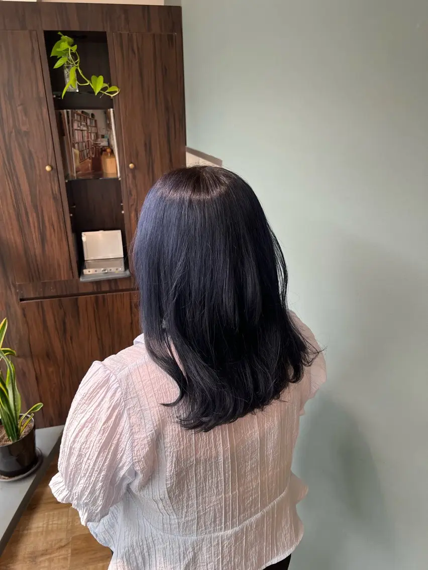 セミロング カラー 黒髪 ブルーカラー ブルーブラック 大塚 蓮世のヘアスタイル