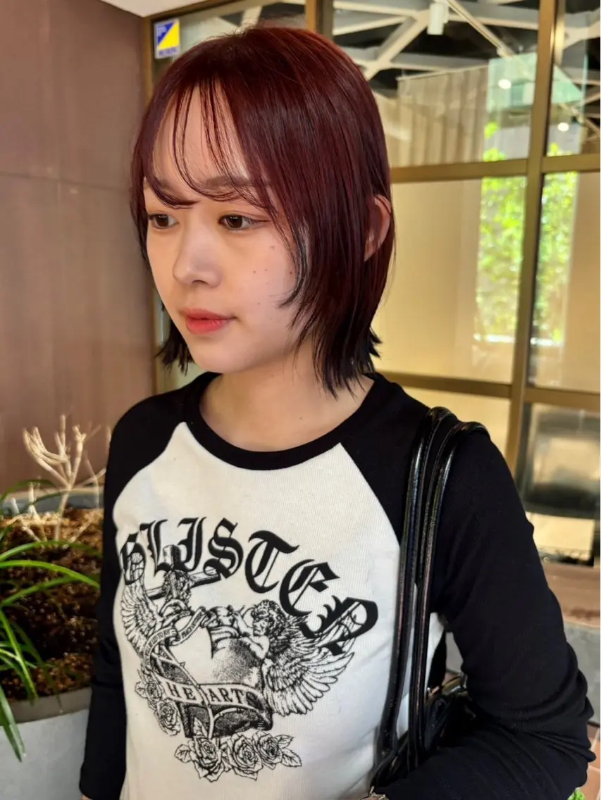 ショート カラー ブリーチ ボルドーカラー カシス 透明感カラー ブリーチなしカラー ヘアカラー 中野 芽郁のヘアスタイル