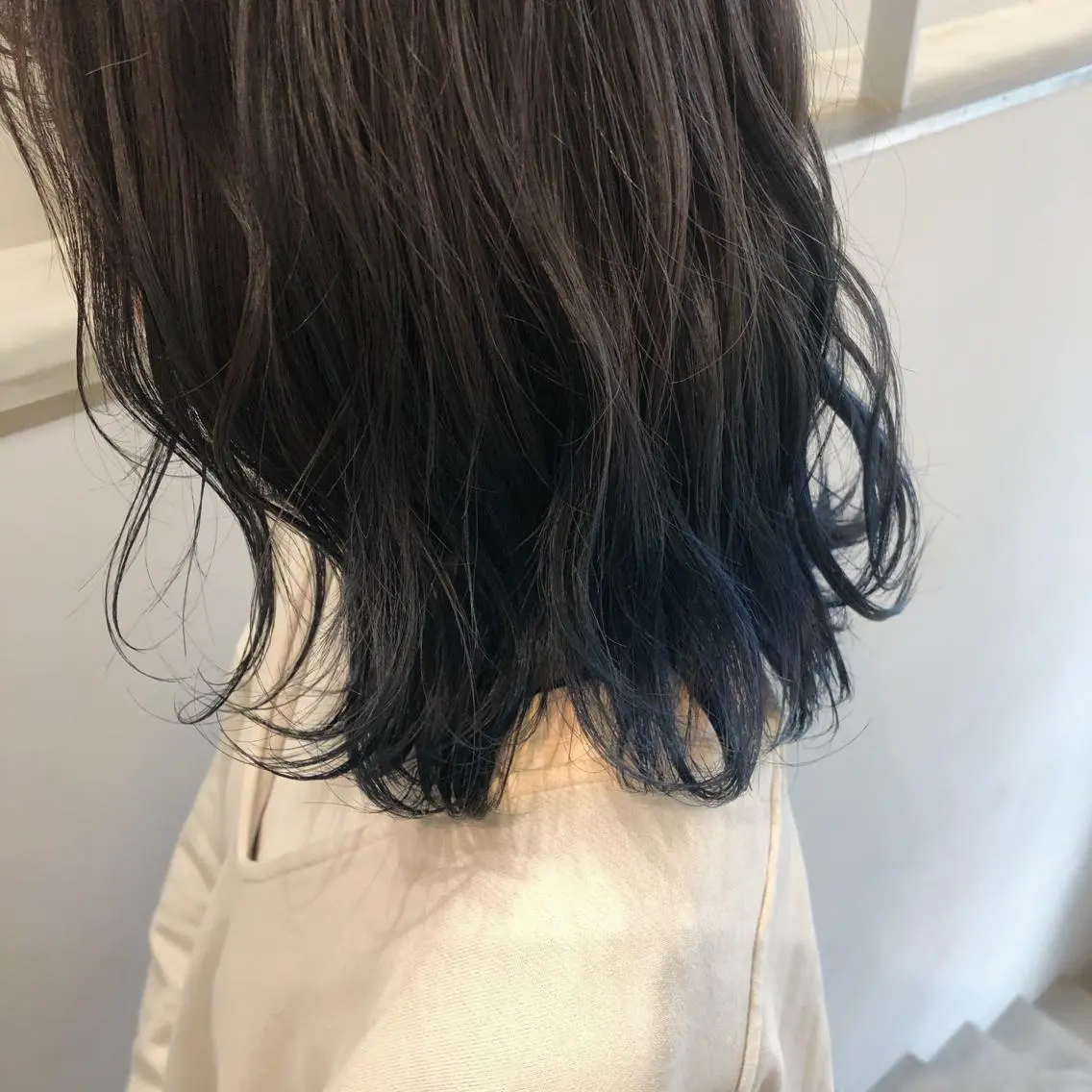 ミディアム カラー 黒髪 ブリーチ ブルーカラー ブルーブラック グラデーションカラー 柏木 彩花のヘアスタイル