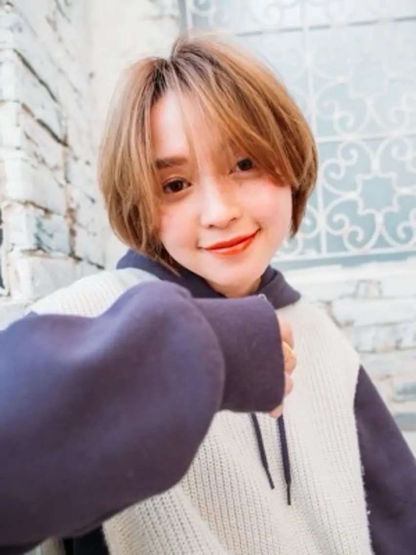ショート カラー 鹿村 胡桃のヘアスタイル