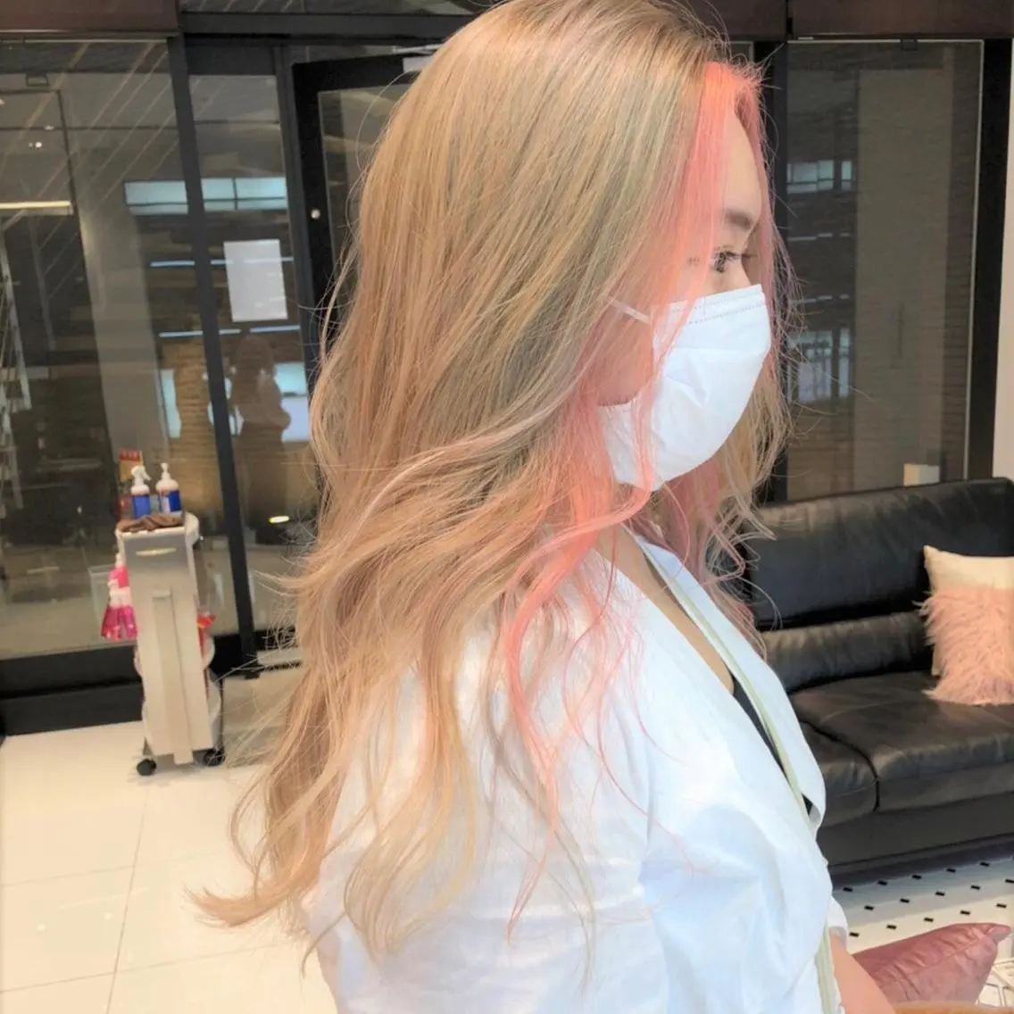 ロング カラー ベージュカラー ブリーチ ピンクカラー ホワイトベージュ ヘアカラー 相川 愛実のヘアスタイル