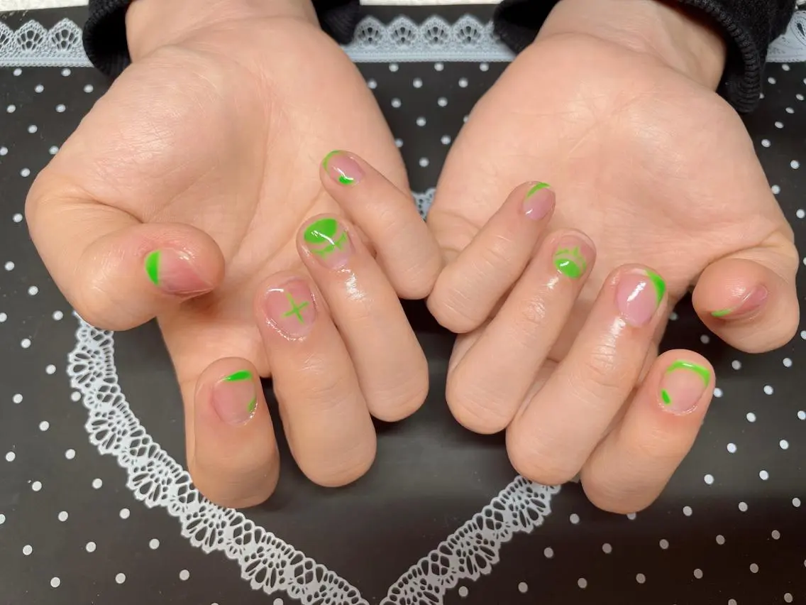 ネイル グリーン メンズネイル 持ち込み ニュアンスネイル 赤色 エン Nail salonのネイルデザイン