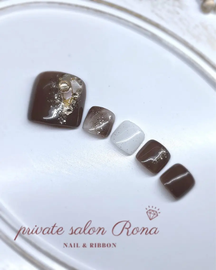 ネイル ブラウン フットネイル ゴールド フットネイル nail salon Ronaのネイルデザイン