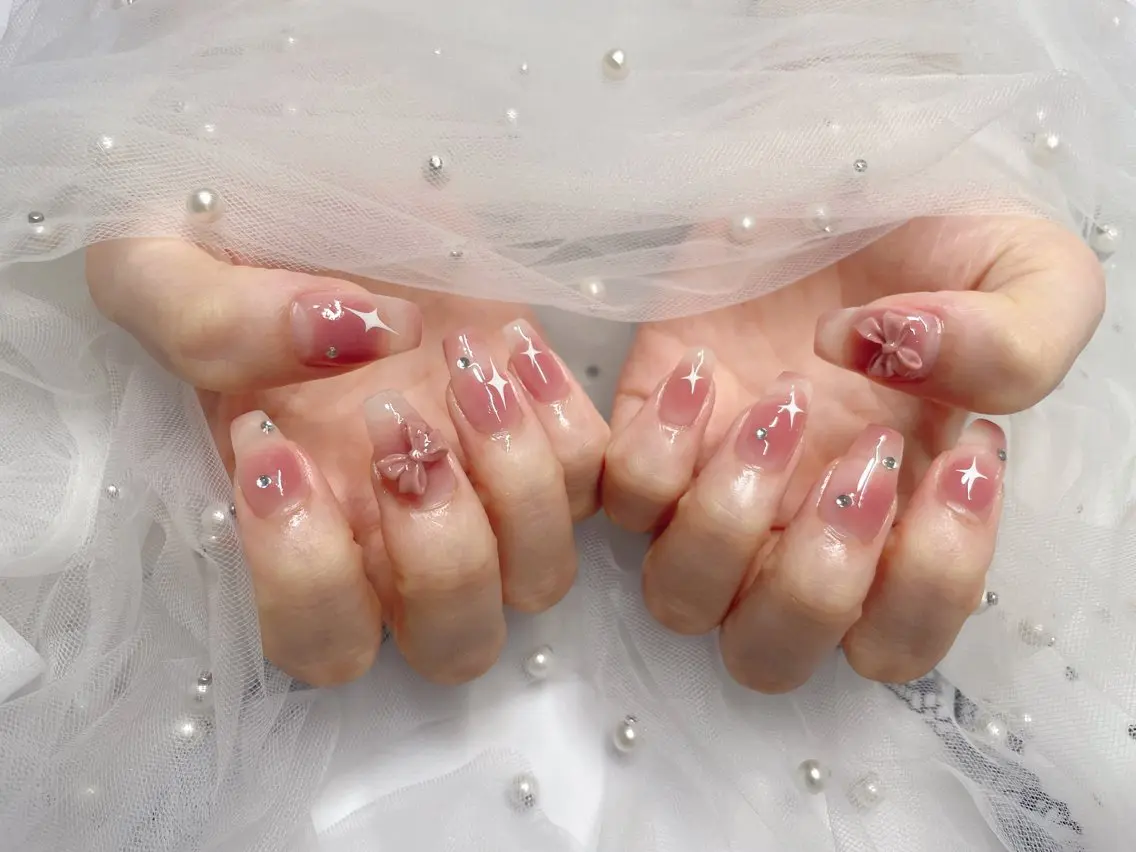 デザインネイル💅🔹大人気チックネイル（ストーン、シール付き🉑）の写真