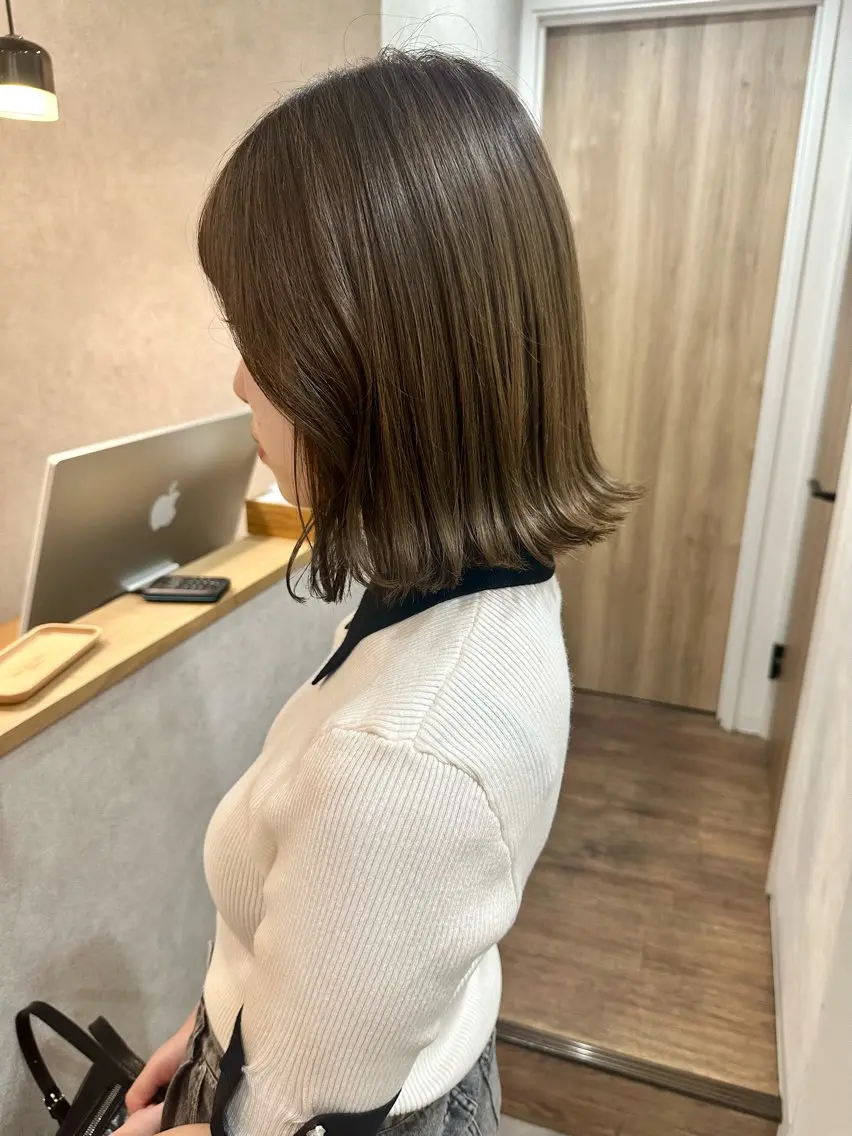 ミディアム カット ヘアカラー トリートメント 白髪ぼかしハイライト レイヤー川口　元気のヘアスタイル