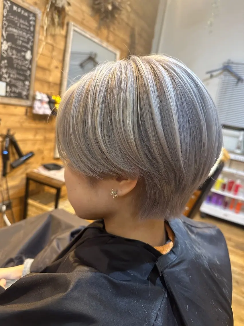 ショート カラー ブリーチ ショートヘア 新店舗🌟美髪矯正 🌟三塚有紀子のヘアスタイル