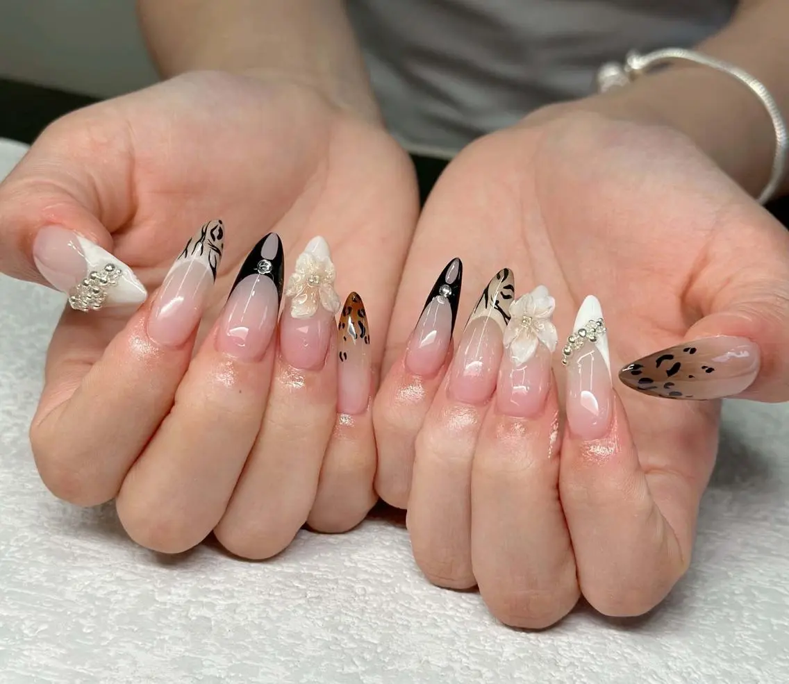 ネイル オーロラネイル ブルー チークネイル フットネイル フレンチネイル ハンドネイル NAILS168 池袋西口駅前店のネイルデザイン