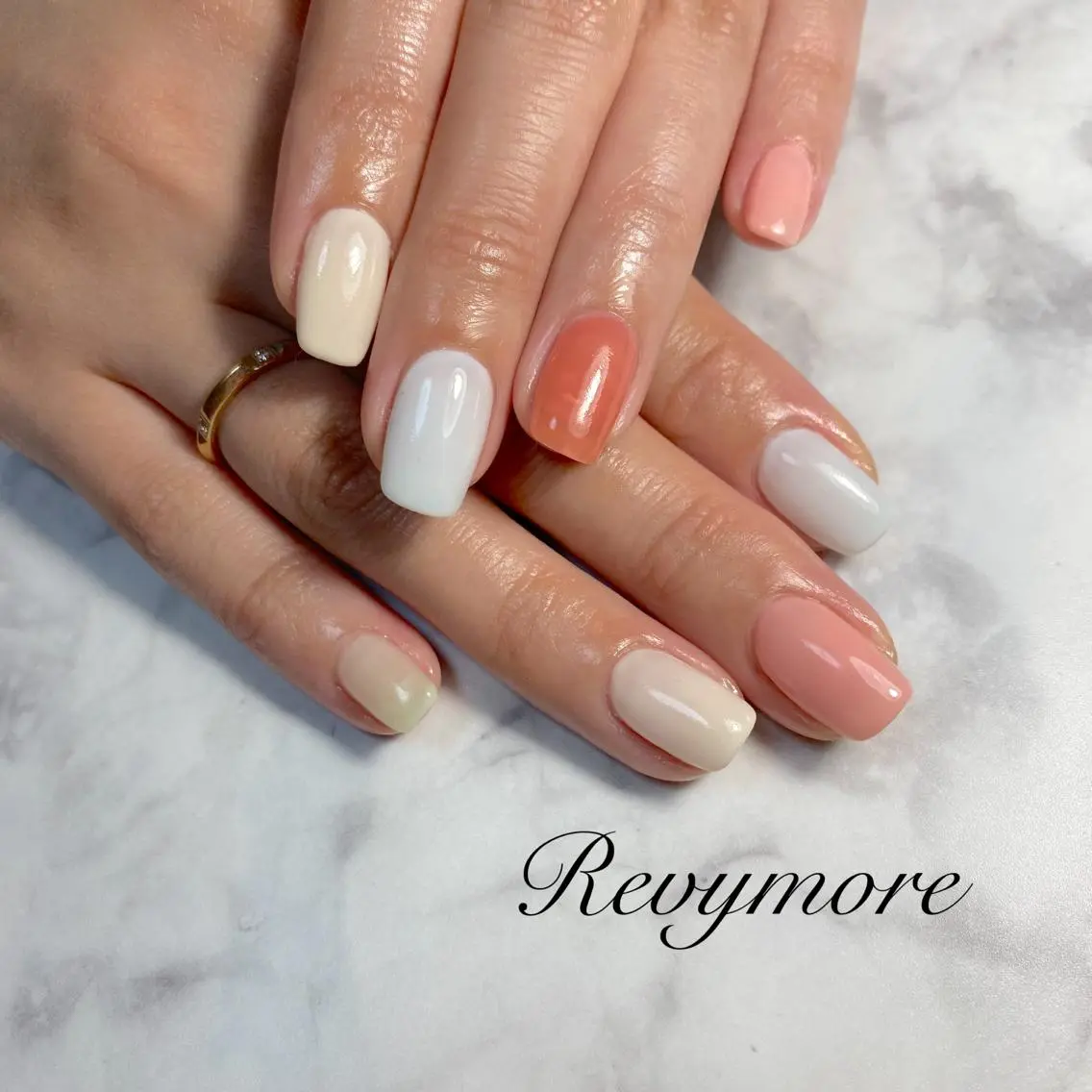 ミディアム ネイル 韓国風ヘア ジェルネイル キラキラネイル 韓国ネイル ニュアンスネイル nail salon Revymoreのネイルデザイン