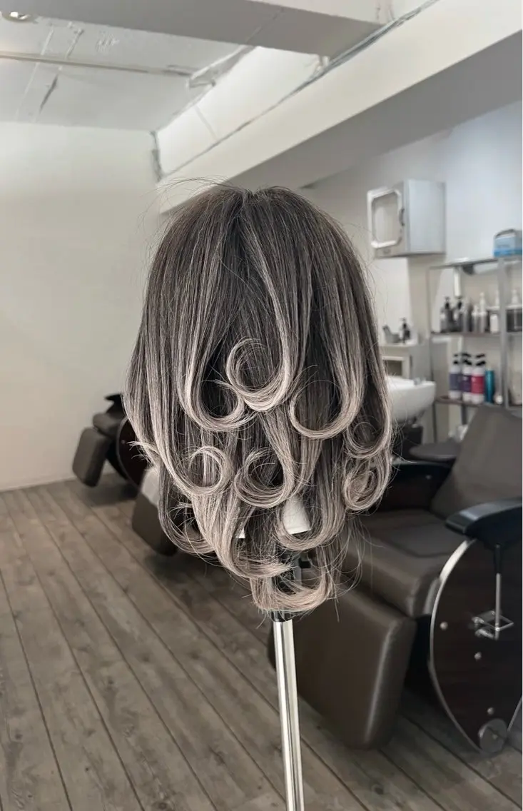 ミディアム カラー バレイヤージュ シルバー ホワイトシルバー レイヤーカット 指名数No.1 /NAOYAのヘアスタイル